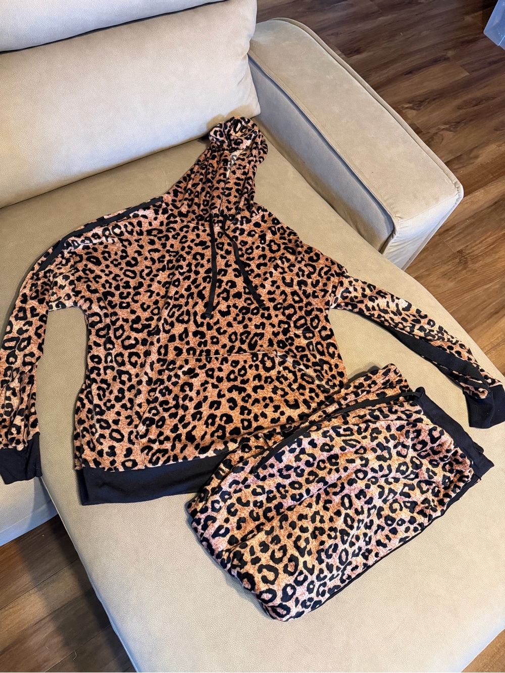 DKNY Women's Leopard Print Hoodie & Jogger Set Sz M Velour